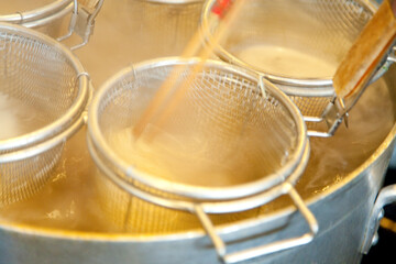 麺茹でをする調理師の手元