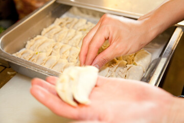 餃子を包む店員の手元