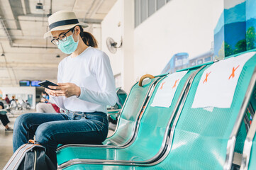 Obraz premium Tourist woman wearing mask while travel during the COVID-19 Pandemic.