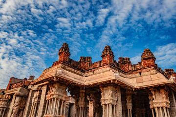 Obraz premium vithala temple hampi ruins antique stone art from unique angle with amazing blue sky