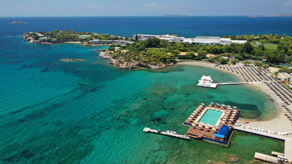 Plakat defaultAerial panoramic view of famous Grand Resort Lagonisi or Lagonissi paradise peninsula and beach with pool facilities in exotic peninsula, Athens riviera, Attica, Greece