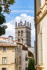 Gros plan sur la cathédrale Saint-Pierre de Montpellier et ses clochers (Occitanie, France)