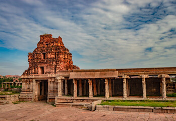 Obraz premium vithala temple hampi ruins antique stone art from unique angle with amazing blue sky