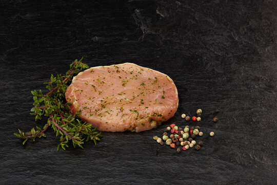 Putensteak f&uuml;r den Grill vorbereitet