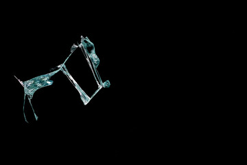 Obraz premium crack on broken glass and mirror on a black background in the form of an abstract drawing destruction of the whole