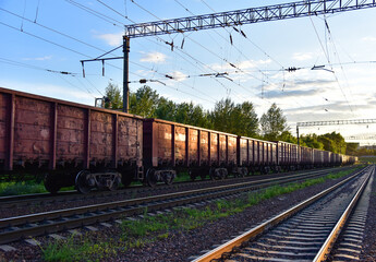 Obraz premium Freight Cars Deliver Construction and bulk Materials such as stone, sand and gravel and charcoal. Open Hoppers on railroads.