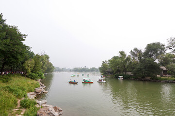 Fototapeta premium beautiful lake scenery in ancient Chinese garden