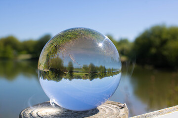 gpaperweight lobe en verre paysage lac marais
