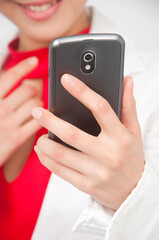 スマートフォンを持つキャンペーンガールの手元