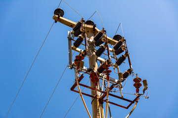 Electric support of high voltage power cables