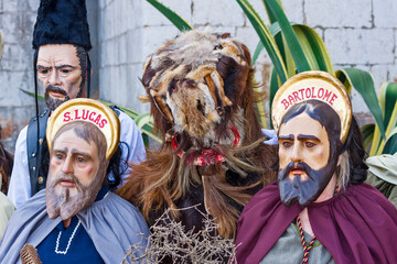 Obraz premium A group accompanies Our Lady of Bitterness in a procession faithful to ancient tradition in Festival of the Iberian Mask in Lisbon, Portugal