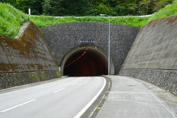 山を突き抜けるトンネルの入り口
