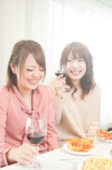 Obraz na płótnie Canvas ワインを飲む女性