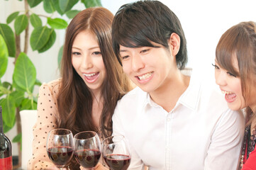 ワインで乾杯をする男女