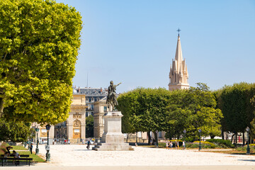 Fototapeta na wymiar Vue depuis la Promenade du Peyrou à Montpellier sur l'arc de triomphe et le clocher de l'église Sainte-Anne (Occitanie, France)