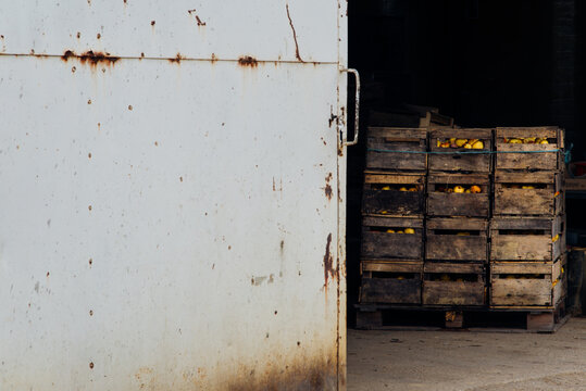 vieil entrep&ocirc;t et stockage de cagettes de pommes 