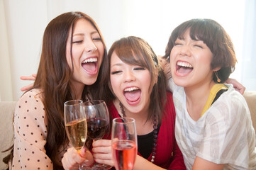 乾杯をする女性