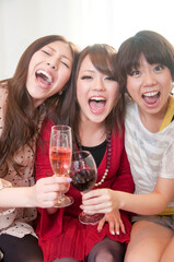 乾杯をする女性