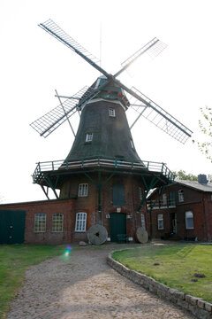 Galeriehollaender-Windmuehle  &bdquo;Hochzeitsmuehle Ursel&ldquo; ist eine Windmuehle in Dedesdorf-Eidewardenn. Cuxhaven, Niedersachsen, Deutschland, Europa