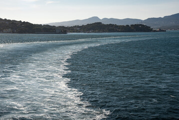 sillage bateau baie toulon