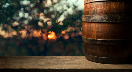 Naklejka premium Old wooden barrel on a brown background