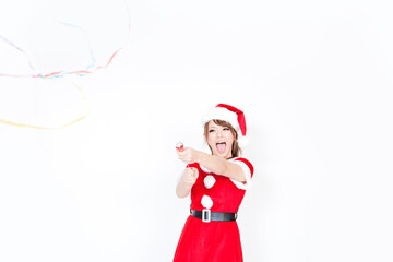 クラッカーを鳴らす女性