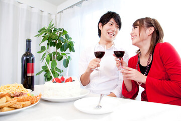 ワインで乾杯するカップル