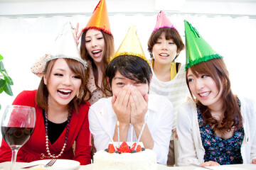 誕生日パーティーをする男女