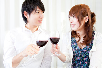 ワインで乾杯するカップル