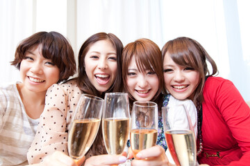 シャンパンで乾杯する女性