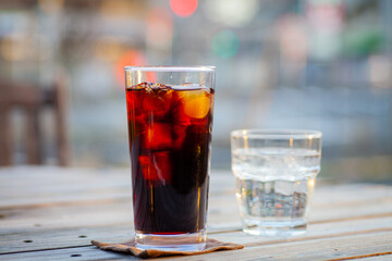 屋外のカフェでコーヒー