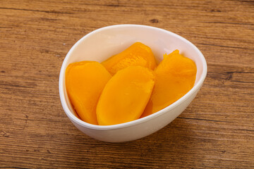 Sweet mango slices in syrop
