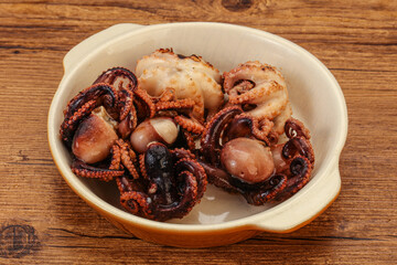 Grilled octopus in the bowl