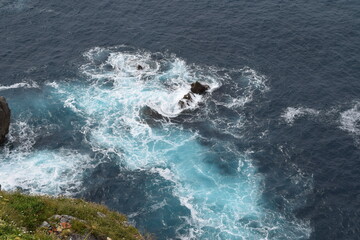 Olas del mar por encima de las rocas