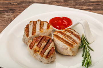 Grilled pork medallion with sauce