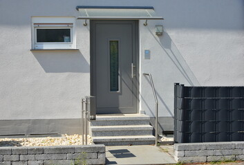 Moderner Hauseingangsbereich mit Sichtschutz-Folienabgrenzung in einem neu gebauten Mehrfamilien-Wohnhaus © Hermann