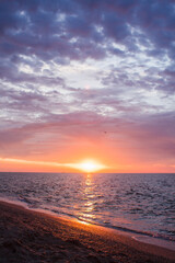 Obraz premium beautiful sunrise at sea with clouds