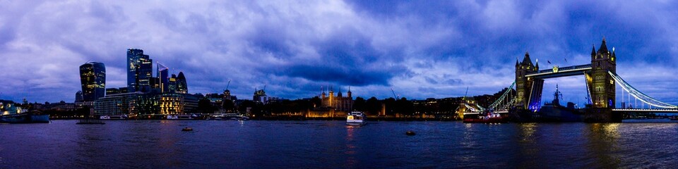 Fototapeta na wymiar london skyline at night