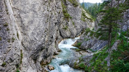 Fototapeta na wymiar Wasser in den Alpen, Bäche und Flüsse im Hochgebirge