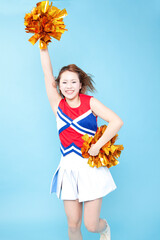 笑顔で応援するチアガール