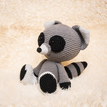 Mapache de peluche tejido a crochet 