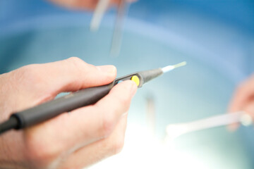 手術をする外科医の手元