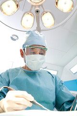 手術をする外科医