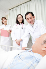 Obraz premium 回診する医師