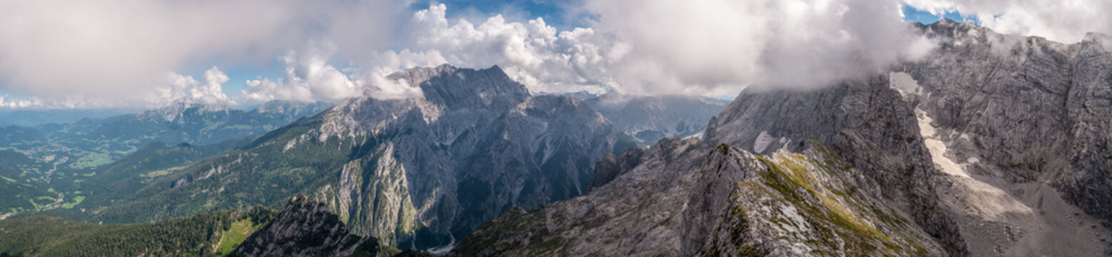 Panorama in den Berchtesgadener Alpen vom Watzmann bis zum Hochkalter mit Resten des Blaueisgletschers  bei st&auml;rkerer Bew&ouml;lkung 