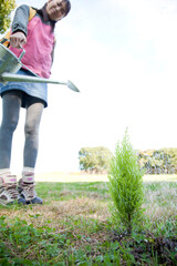 水やりをする女性