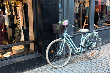 Fototapeta na wymiar Bicicleta retro azul en la calle.