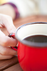 コーヒーカップを持つ女性の手元