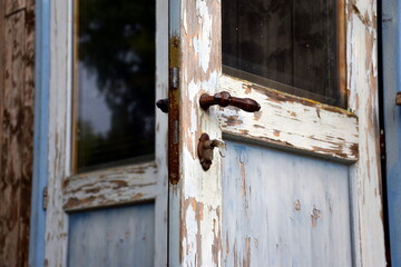 Alte hellblaue Holztür