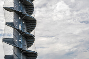 Spindeltreppe des Pegelturm auf der Goitzsche bei Bitterfeld mit Textfreiraum im Himmel